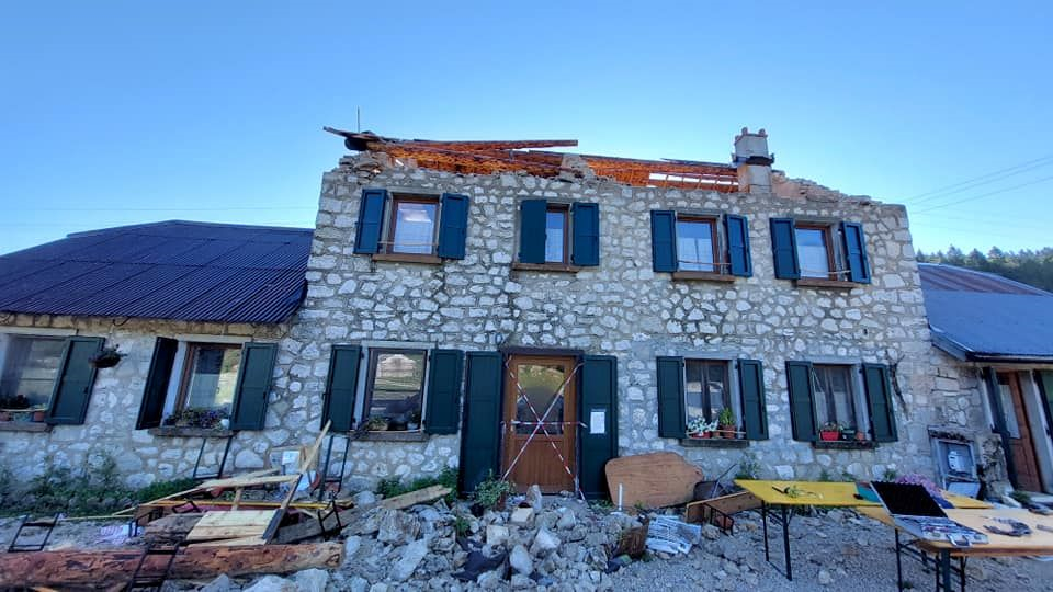 Il maltempo distrugge Malga Pian di Granezza, storica produttrice di Asiago DOP. Crowdfunding per la ricostruzione